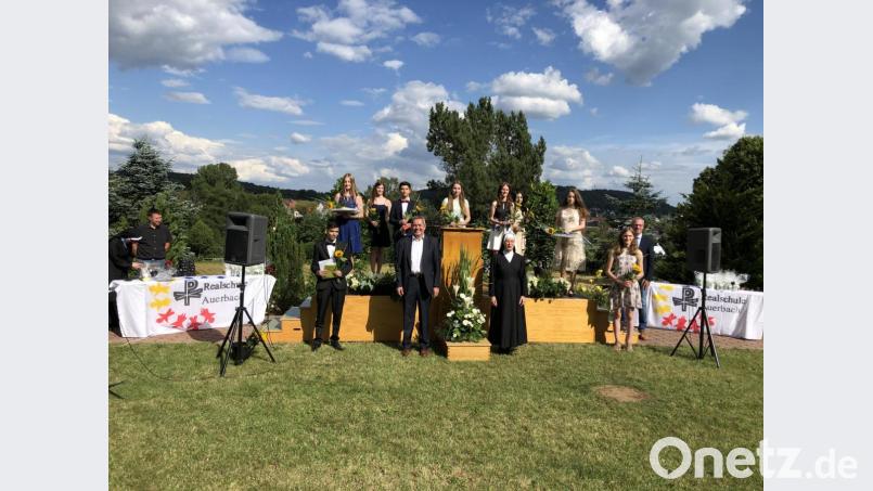 Der Klostergarten bildete die Kulisse für die beiden Entlassfeiern der Auerbacher Realschule. Mit im Bild die Besten der Klasse 10a (von links): Serkan Kocak, Lena Strobel, Julia Schreg, Osama Abood Al Saho, Olivia Kramer, Mira Luca Mirschberger, Melisa Dalmis, Linda Kraußer (bester Abschluss) und Anna Failner. Bild: exb