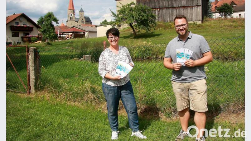 Das Ferienprogramm haben Jugendbeauftragte Alexandra Hasenfürter (links) und Bürgermeister Matthias Grundler (rechts) vorgestellt. Bild: wro