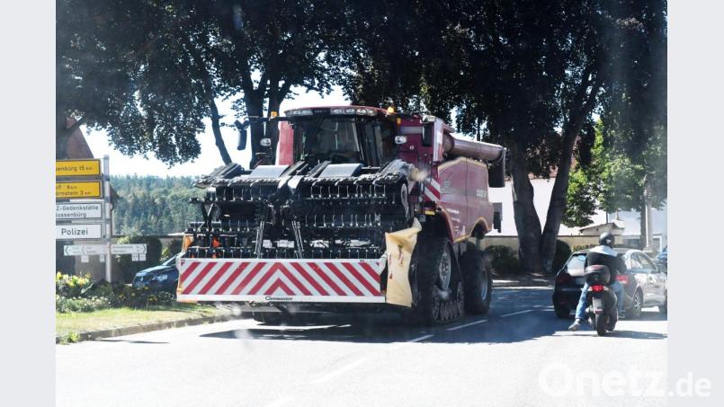 Die Stadträte wollen den Verkehr mit schweren landwirtschaftlichen Maschinen wie hier beim Friedhof wegen der damit verbundenen Gefahren aus der Stadt heraushalten. Bild: Gabi Schönberger