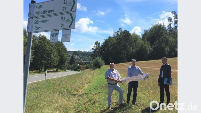 Henner Wasmuth, Leiter Straßenbauamt Amberg-Sulzbach, Bürgermeister Thomas Meiler und Landtagsabgeordneter Stephan Oetzinger (von links )freuen sich über den Baubeginn des Fahrradwegs im September. Bild: cro