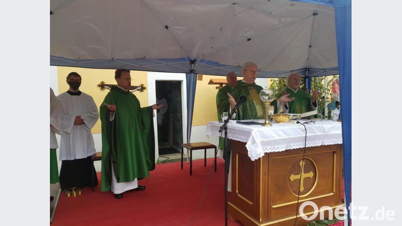 Pfarrer Josef Most standen beim Gottesdienst Dekan Alexander Hösl (links), Pater Berthold Brandl (rechts) sowie der örtliche Diakon Herbert Sturm zur Seite. Bild: gi