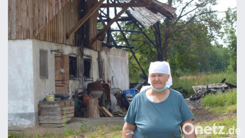 Anna Müller vor dem abgebrannten Stall. Bild: hme