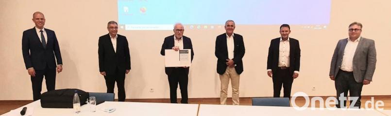 Wirtschaftsprüfer Andreas Pritschet und SGW-Geschäftsführer Günther Kamm (von links) ehren den ausscheidenden Aufsichtsrat und ehemaligen Rechtsdezernenten Hermann Hubmann sowie den nicht mehr für den Aufsichtsratvorsitz kandidierenden Oberbürgermeister a. D. Kurt Seggewiß. Oberbürgermeister Jens Meyer ist neuer Aufsichtsratschef und Sozialdezernent Wolfgang Hohlmeier neuer Aufsichtsrat. Bild: Wieder