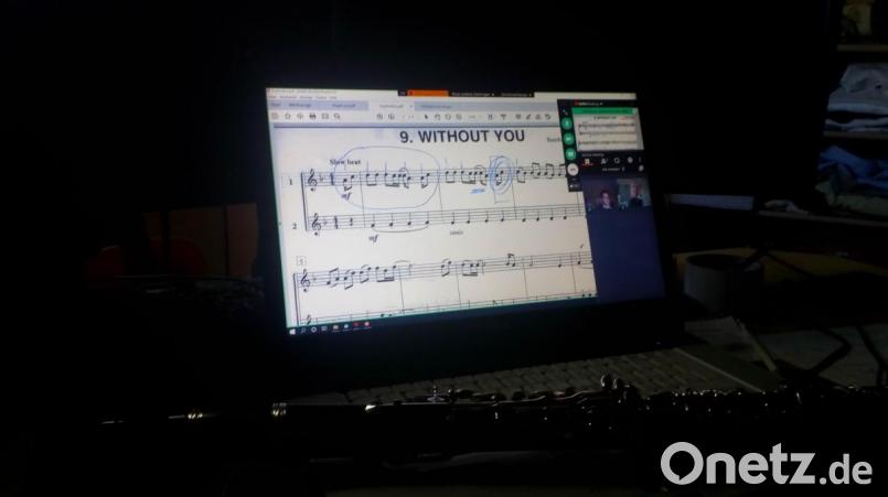 Um seinen Schülern weiterhin Musikunterricht zu geben, rüstete Markus Werner sein Homeoffice auf. Auch wenn es anfangs etwas holprig lief, klappt es mit den Videokonferenzen immer besser. Bild: Markus Werner/exb