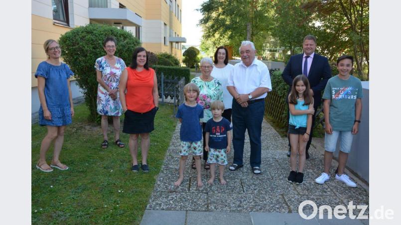 Diamantene Hochzeit feierten am Donnerstag Elisabeth und Hans Stingl (Mitte). Dazu gratulierten unter anderem (von links) Enkelin Felicitas, Tochter Michaela, Enkelin Veronika, Tochter Patrizia (hinten) und Bürgermeister Stefan Grillmeier (hinten rechts) sowie (vorne, von links) die Urenkel Anton, Xaver, Larissa und Benedikt. Bild: jr