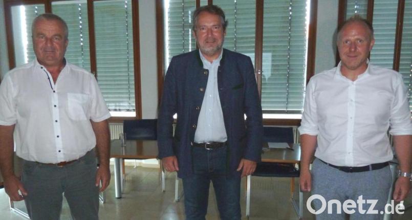 Der Nabburger Bürgermeister Frank Zeitler (Mitte) steht jetzt an der Spitze des Zweckverbands Brudersdorfer Gruppe. Der Stellvertreter ist sein Schmidgadener Amtskollege Josef Deichl (links). Die dritte Kommune, die dem Verband angehört, vertritt der Schnaittenbacher Bürgermeister Marcus Eichenmüller (rechts). Bild: Wilhelm Amann