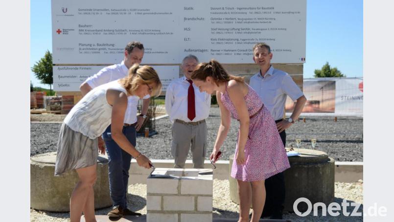 Grundsteinlegung für die neue Kindertagesstätte in Ursensollen. Bürgermeister Albert Geitner: &quot;Es entsteht ihr eine sehr gute Kobination aus Grundschule, Kindergarten und Kindergrippe, die für Kinder und Eltern Synergien bieten und in der Zukunft erweiterungsfähig ist.&quot; Bild: Andreas Brückmann