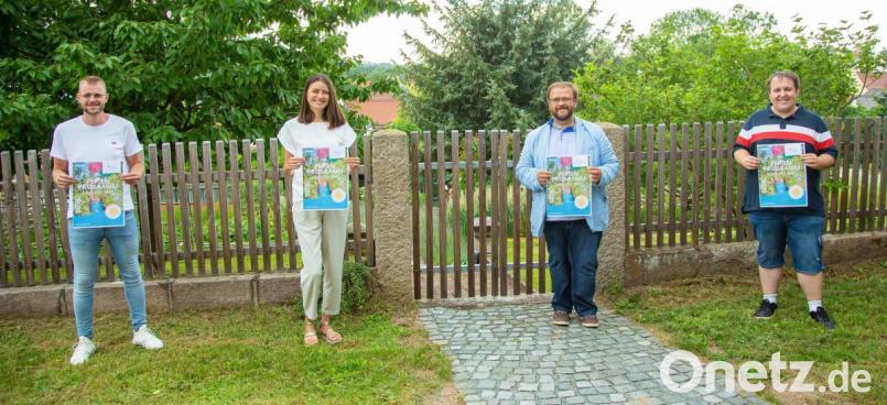 Stellten das Kastler Ferienprogramm vor: (von links) Patrick Meyer, Sarah Meyer, Bürgermeister Hans Walter sowie Dominik Kugler Bild: stg