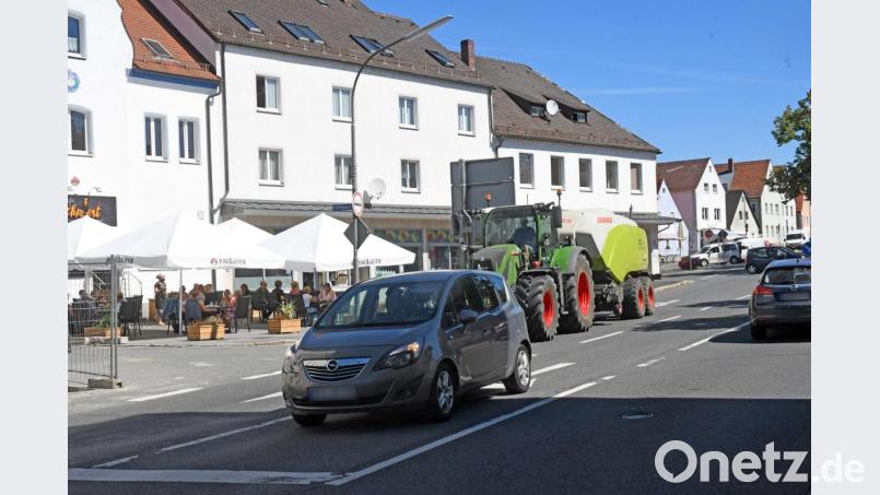 Immer wieder sieht man auch Traktoren mit Anhängern auf den Neustädter Straßen. Wenn die zu groß sind und zu schnell unterwegs sind, kann es für andere Verkehrsteilnehmer gefährlich werden. Bild: Gabi Schönberger