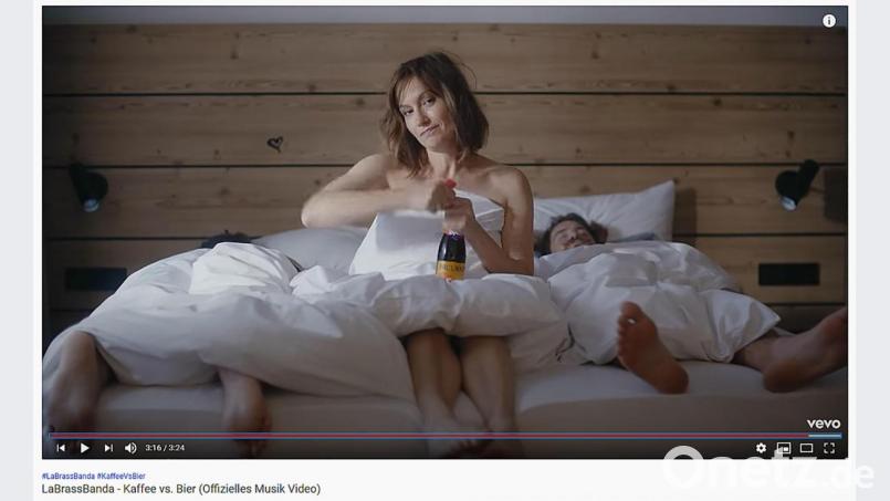 Kathrin Anna Stahl aus Irchenrieth spiel im neuen Musikvideo &quot;Kaffee vs. Bier&quot; von Labrassbanda mit. Screenshot: Youtube/Labrassbanda