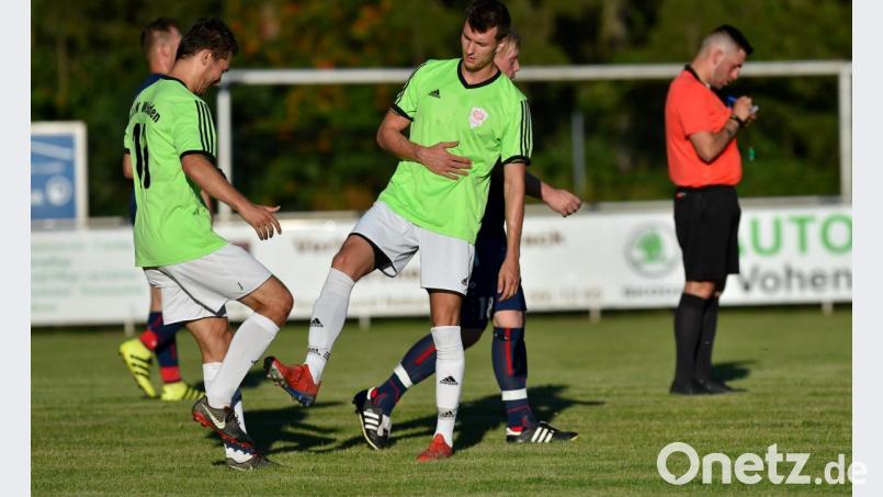 Die Spieler der DJK Weiden wissen, wie Torjubel in Pandemie-Zeiten geht: Die Partie DJK Irchenrieth gegen DJK Weiden war am Freitag das erste Testspiel im Kreis Amberg/Weiden nach monatelanger Corona-Zwangspause. Bild: Alfred Schwarzmeier