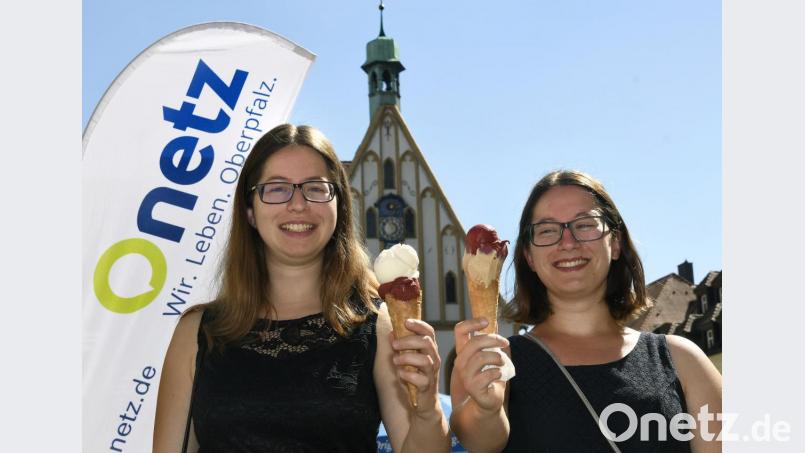 Anja (23, links) und Martina (27) aus Hohenburg lassen sich am Amberger Marktplatz eine Tüte Eis gesponsert von Oberpfalz-Medien schmecken. Bild: Petra Hartl