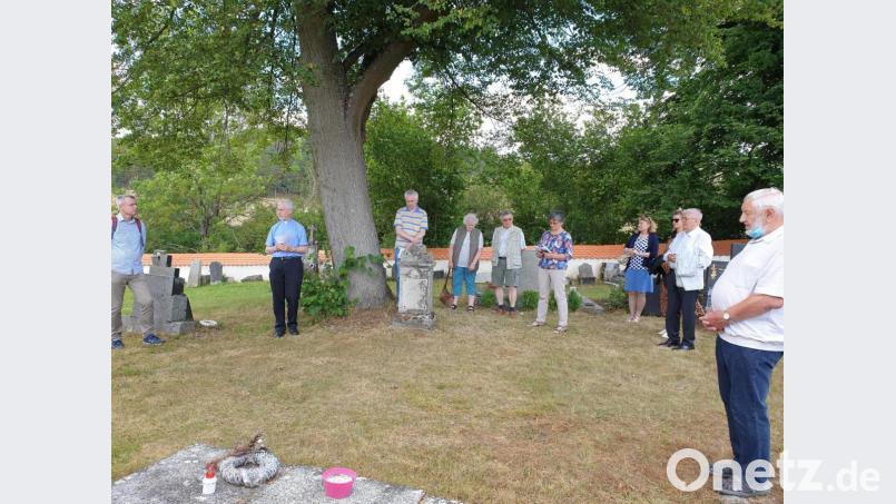 Der ehemalige Friedhof von Paulusbrunn war eine der letzten Station der Wanderung. Die Teilnehmer waren beeindruckt von diesem Ort. Bild: Ingrid Leser/exb