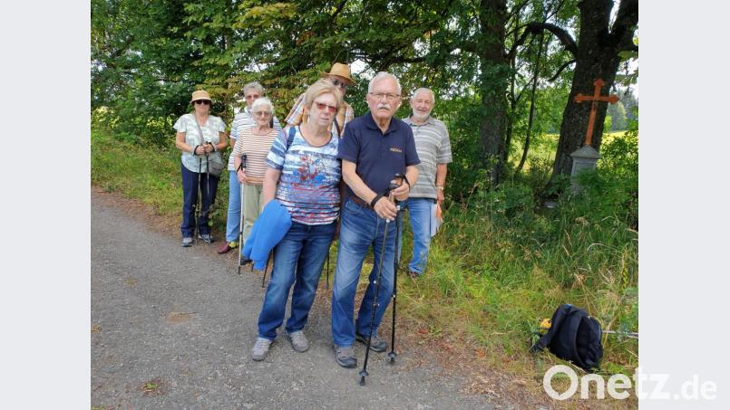 Die Teilnehmer waren begeistert von der Wanderung das verschwundene Dorf Paulusbrunn. Besonders Ferdinand Zwerenz und Ingrid Leser wussten viele Details über das ehemalige Dorf zu berichten. Bild: Ingrid Leser/exb