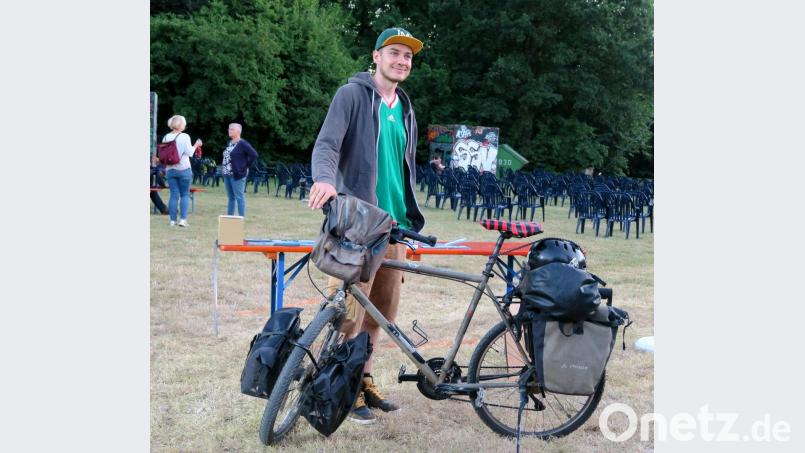 Mit diesem Fahrrad hat Dennis Kailing die Welt umrundet. Nun kam er persönlich nach Schwandorf zur Präsentation seines Filmes &quot;Besser Welt als nie&quot;. Bild: Hirsch