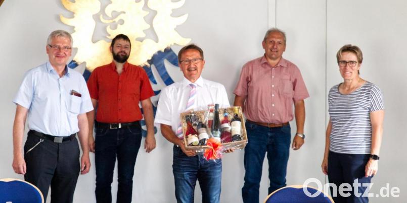 24 Jahre lang war Bürgermeister a. D. Hans Donko (mitte) Schulverbandsvorsitzender. Bei der Sitzung wurde er durch (von links) seinen Nachfolger Bürgermeister Johannes Reger, Schulversammlungsmitglied Fabian Keppler-Stobrawe, Bürgermeister Werner Prucker und Bürgermeisterin Marion Höcht verabschiedet. Bild: njn