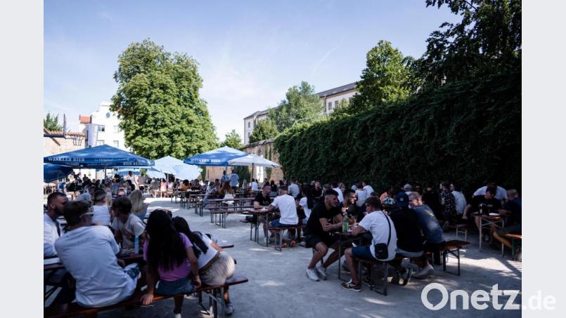 Der Malteserzwinger dient normalerweise als Bolzplatz. Am Samstag wurde er zum Spontan-Biergarten. Bild: Dominik Lenz