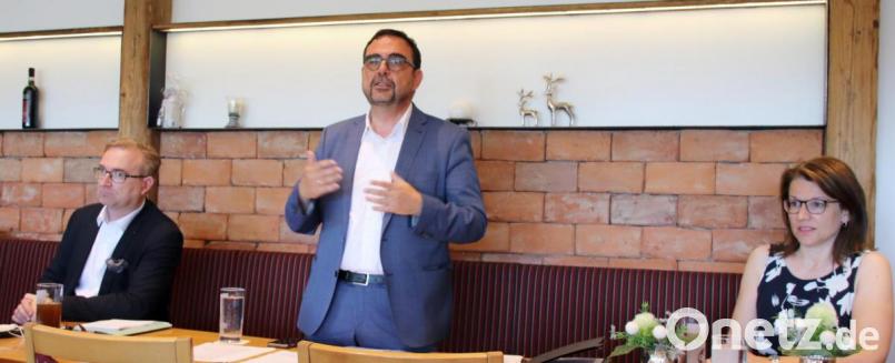 Staatssekretär Klaus Holetschek (Mitte) war auf Einladung seines CSU-Parteifreunds und Parlamentskollegen Alexander Flierl (links) zu einem kommunalpolitischen Gedankenaustausch in die Schwandorfer Gaststätte "Ziegelhütte" gekommen, wo er von der Zweiten Bürgermeisterin der Stadt, Martina Englhardt-Kopf (rechts), begrüßt wurde. Bild: Thomas Dobler