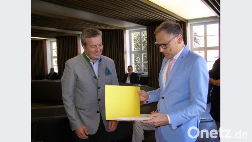 Martin Rosner (links) ist neuer Leiter des Standesamts im Rathaus Waldsassen. Bürgermeister Bernd Sommer überreichte die Urkunden. Bild: pz