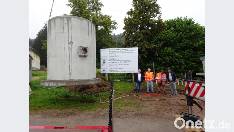 Die Arbeiten für das Schnaittenbacher Abwasserkonzept gehen dem Ende entgegen. Im Bild von links: Bürgermeister Marcus Eichenmüller, Bauamtsleiter Markus Stiegler sowie die Vertreter der Tiefbaufirma Sommer und des Ingenieurbüros Seuss GmbH. Bild: e
