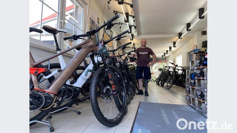 Robert Kostner ist Fahrradhändler in Nabburg. Er bekommt täglich zu spüren, dass die Menschen mehr radeln wollen. Bild: Robert Kostner/exb