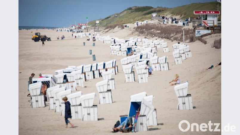 Strandkörbe stehen am Strand von Westerland auf Sylt in Schleswig-Holstein. Derzeit brauchen dort Einreisende aus dem bayerischen Landkreis Dingolfing-Landau einen negativen Coronatest. Archivbild: Christian Charisius/dpa