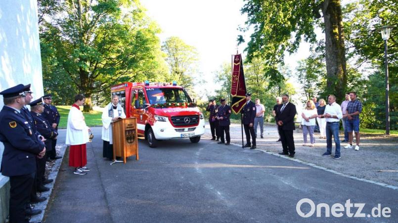 Das neue Feuerwehrfahrzeug der Feuerwehr Bernrieth wird gesegnet. Bild: fvo