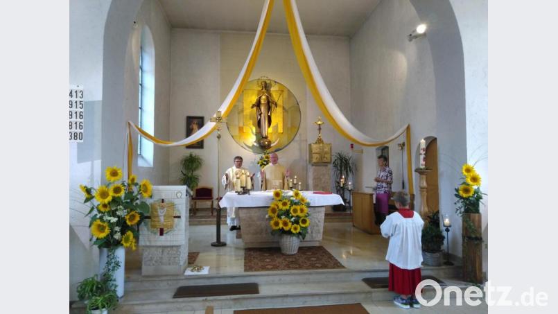 In der prachtvoll geschmückten Marienkirche in Kleinschwand zelebrieren Pfarrer Wilhelm Bauer (Zweiter von links) und Diakon Norbert Hammerl (links) den Festgottesdienst. Bild: rfi