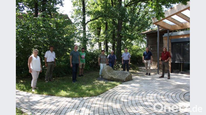 Von links: Nina Forster Gemeinde Ursensollen, Franz-Xaver Löffl 2. Bürgermeister und Biodiversitätsbeauftragter Gemeinde Brennberg, Florian Lang, Projektmanager „Marktplatz der biologischen Vielfalt“, Korbinian Fink, Beauftragter MdbV Brennberg, Irmgard Sauerer 1. Bürgermeisterin Gemeinde Brennberg, Johann Schmaußer Biodiversitätsbeauftragter, 1. Bürgermeister Albert Geitner, Reinhard Schiegl Geschäftsführer IRS Systementwicklung, Anton Robl Landschaftsarchitekt Bild: Gerlinde Fink