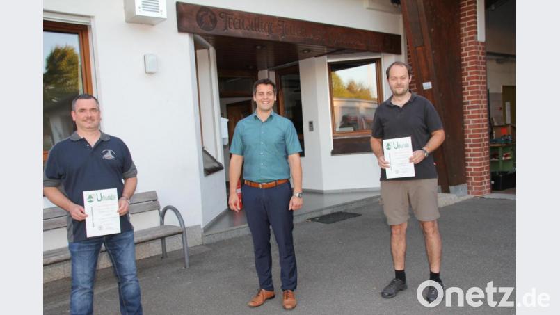 An die beiden anwesenden Kommandanten, den ersten Kommandanten der Feuerwehr Lind, Stefan Pronold (rechts) und den zweiten Kommandanten der Obermuracher Wehr, Michael Albang (links), übergab Bürgermeister Rudolf. J. Teplitzky die Bestellungsurkunden. Bild: frd