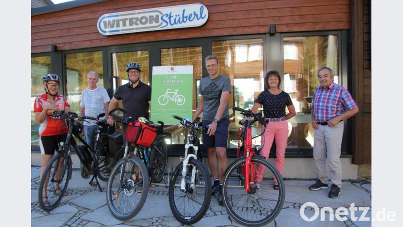 Sie rühren kräftig die Werbetrommel für den &quot;Witron-Kiosk&quot; und die E-Bike-Ladestation im Skilanglaufzentrum: (von links) Ricarda Näger-Schöberl, Georg Sigritz, Jürgen Mark, Stefan Gmeiner sowie Monika und Rudi Pannrucker. Bild: kro