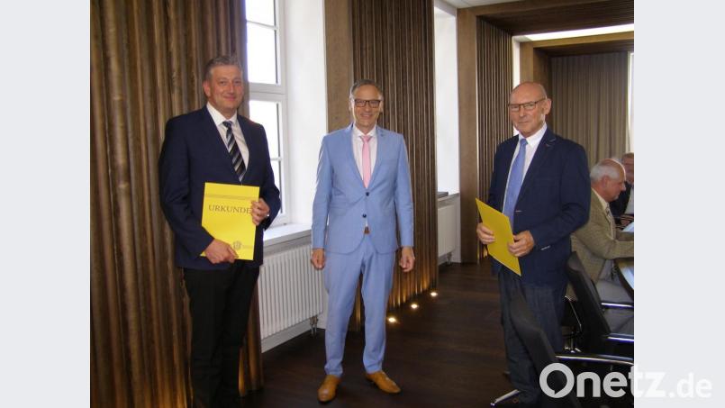 Standesbeamte für Eheschließungen sind künftig Zweiter Bürgermeister Karlheinz Hoyer (rechts) und Dritter Bürgermeister Markus Scharnagl (links). Bürgermeister Bernd Sommer überreichte die Urkunden. Bild: pz
