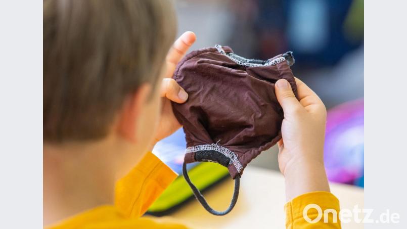 Selber aus Resten nähen? Ausgaben für die nötigen Mund-Nasen-Schutzmasken sind im Warenkorb für Hartz-IV-Bezieher nicht vorgesehen. Archivbild: Robert Michael/dpa