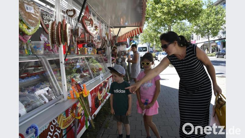 Maximilian (5) und Lina (7) dürfen sich an der Bude in der Marienstraße in Amberg etwas aussuchen. Bild: Petra Hartl