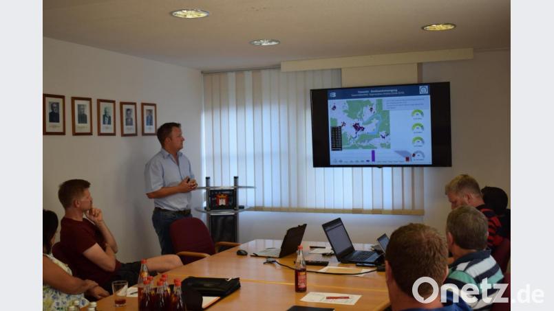 Eduard Maier von der Firma Breitbandberatung Bayern zeigt dem Gemeinderat den Weg in die digitale Zukunft. Bild: bnr
