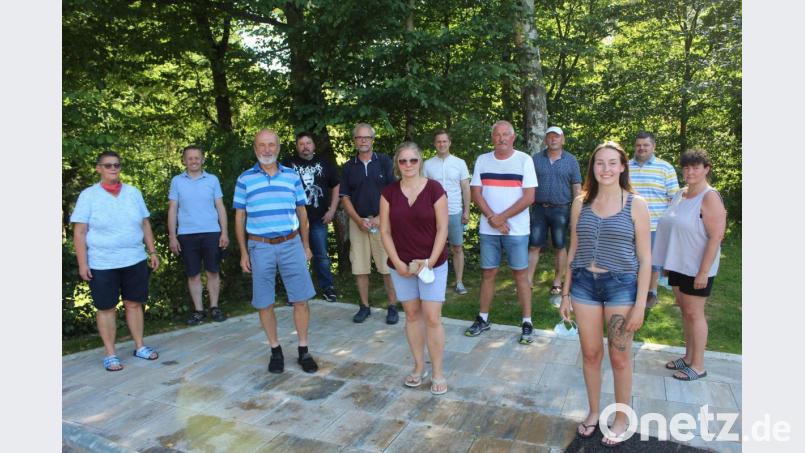 Das Foto zeigt den in der Gründungsversammlung gewählten Vorstand des Fördervereins Freibad Selingau. Von links: Judith Zaus, Landtagsabgeordneter Tobias Reiß, Vorsitzender Bernd Würstl, Alexander Heinl, Walter Fischbach, Sandra Serfling, Bürgermeister Wolfgang Söllner, Thomas Graf, Josef Söllner, Lena Reichenberger, Michael Sticht und Tina Reichenberger. Bild: soj