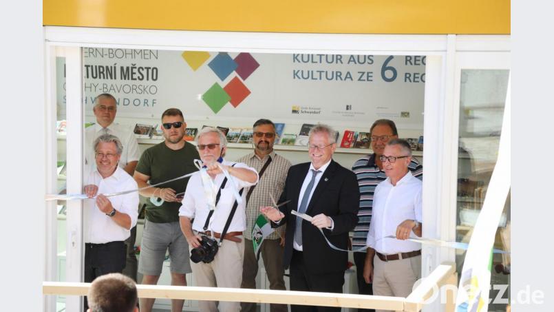 Oberbürgermeister Andreas Feller eröffnete mit einem gekonnten Schnitt das Kulturstadtjahr. Der Kulturstadt-Pavillon ist jeweils ab Mittwoch geöffnet. Bild: Gerhard Götz