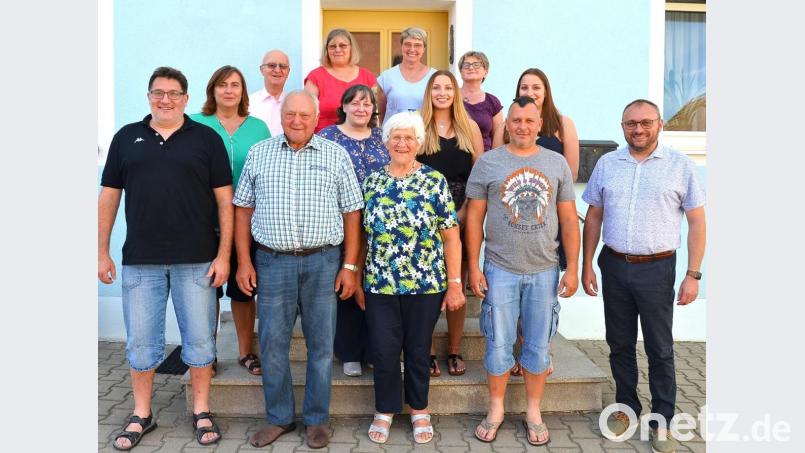 Die ganze Familie freut sich mit Gerlinde Hanauer (vorne, Mitte) zur Feier des 80. Geburtstags. Bild: fjo