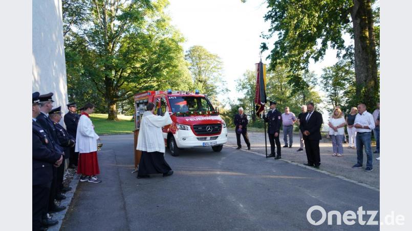 Das neue Feuerwehrfahrzeug der Feuerwehr Bernrieth wird gesegnet. Bild: fvo