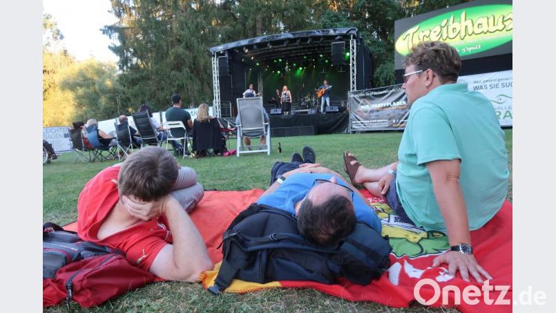 So sieht&#039;s aus auf der &quot;Eventwiesn&quot; im Schätzlerbad: Man liegt herum und genießt die Musik von der Bühne. Bild: Kunz