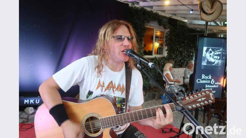 Mathias "Lemmy" Kiener begeistert mit seiner Gitarre und der Multimedia-Show im Biergarten. Bild: Kunz