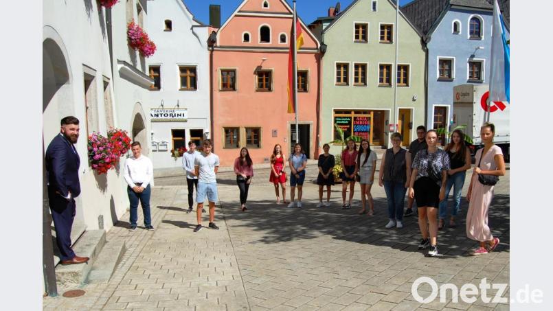 Bürgermeister Sebastian Dippold (links) ehrt die Neustädter Schüler für ihren Schulabschluss mit einer Eins vorm Komma. Bild: sm