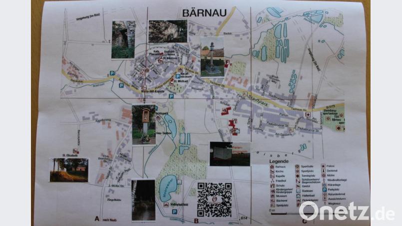 Die Kinder gestalteten mit Foto-Stickern ihren eigenen Stadtplan, um die Wanderung mit den einzelnen Stationen noch einmal Revue passieren zu lassen. Bild: Kerstin Daubitzer/exb