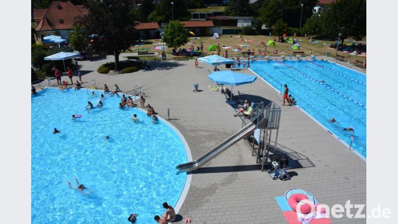 Abstand wahren im Waldsassener Egrensisbad. Umlagert war vor allem das Nichtschwimmerbecken, wo es Familien mit Kindern sichtlich gefiel. Bild: jr