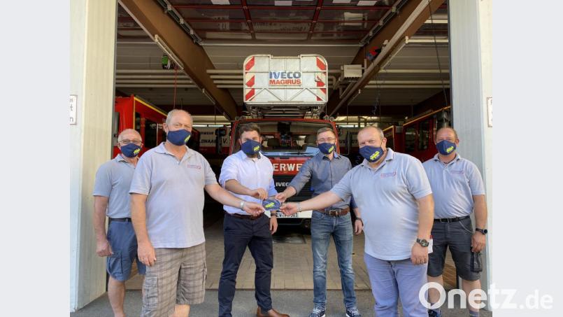 Der Feuerwehrverein übergibt die Masken an die aktive Wehr. Bild: exb