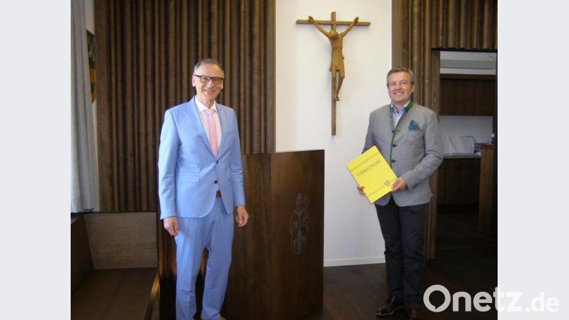 Martin Rosner (rechts) wurde von Bürgermeister Bernd Sommer zum neuen Leiter des Standesamts ernannt. Bild: pz