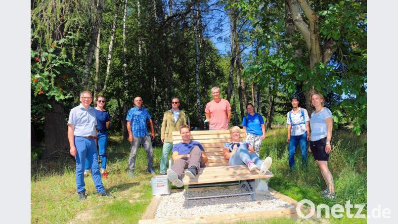 Das Probeliegen auf einem der drei Lesebankerl rund um Friedenfels gefiel bei der Besichtigungstour Ludwig Hartmann und Anna Toman (von links). Bild: bsc