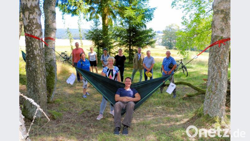 Eine kurze Pause in den Hängematten beim Waldbaden gefiel nicht nur dem Fraktionsvorsitzenden der Landtagsfraktion von Bündnis 90/Die Grünen, Ludwig Hartmann (vorne). Bild: bsc