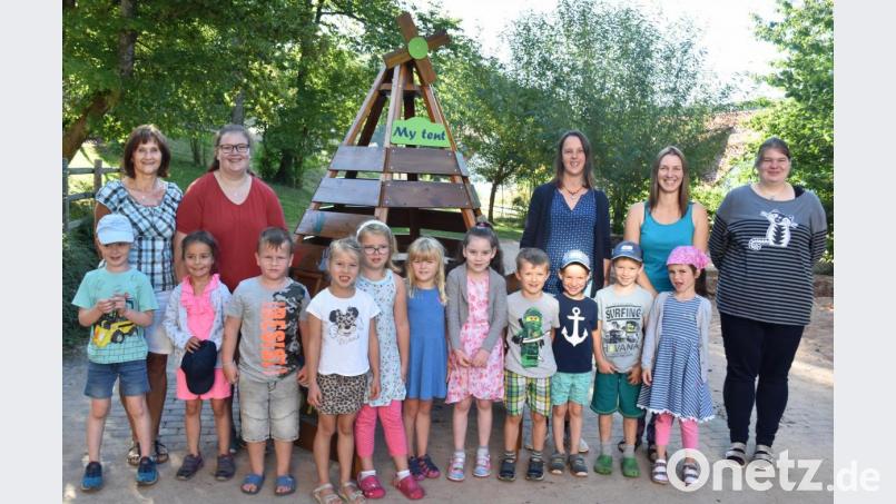 Die Vorschulkinder und ein Teil des Personals der Kindertagesstätte mit Leiterin Sabrina Stibbe (Zweite von rechts) und ihrer Stellvertreterin Carina Kissler (Dritte von rechts). Bild: no