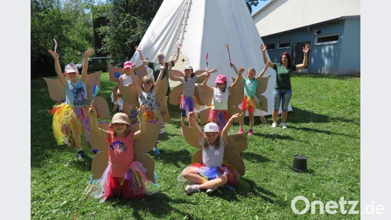 Eine abwechslungsreiche Ferienwoche verbrachten die kleinen Hexen und Elfen mit ihren Betreuerinnen Jasmin Rädlein und Teresa Rödner (hinten von rechts) auf dem Gelände der Grundschule Kemnath. Bild: jzk